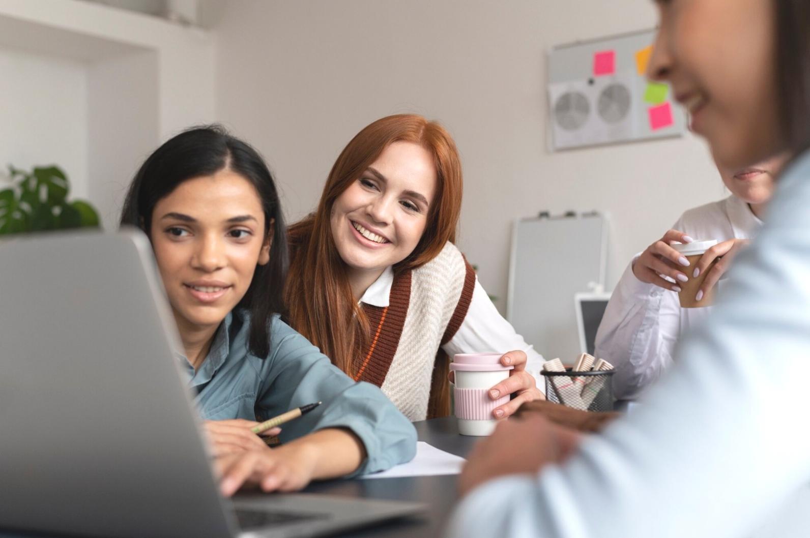 Ambiente di lavoro collaborativo durante una sessione di coaching